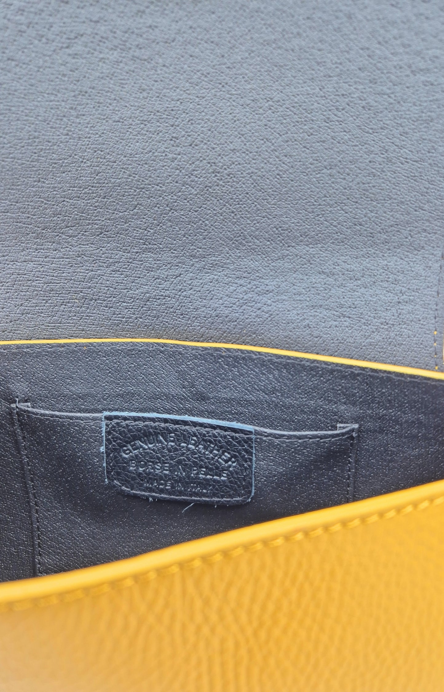 Sac à bandoulière demi-lune en cuir Paco ~ Jaune ocre