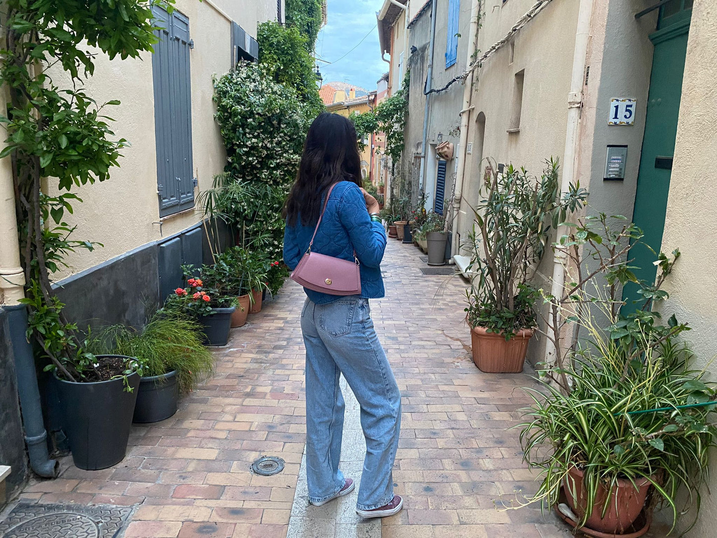 Sac demi lune en cuir à bandoulière Paco, cassis