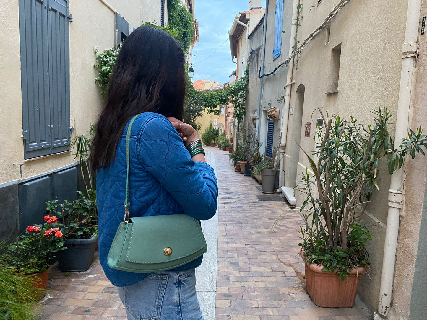 Sac à bandoulière demi-lune en cuir Paco ~ Vert olive