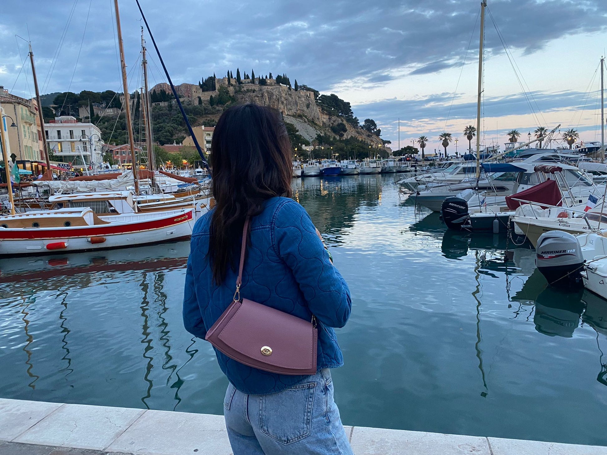 Sac demi lune en cuir à bandoulière Paco, port de Cassis